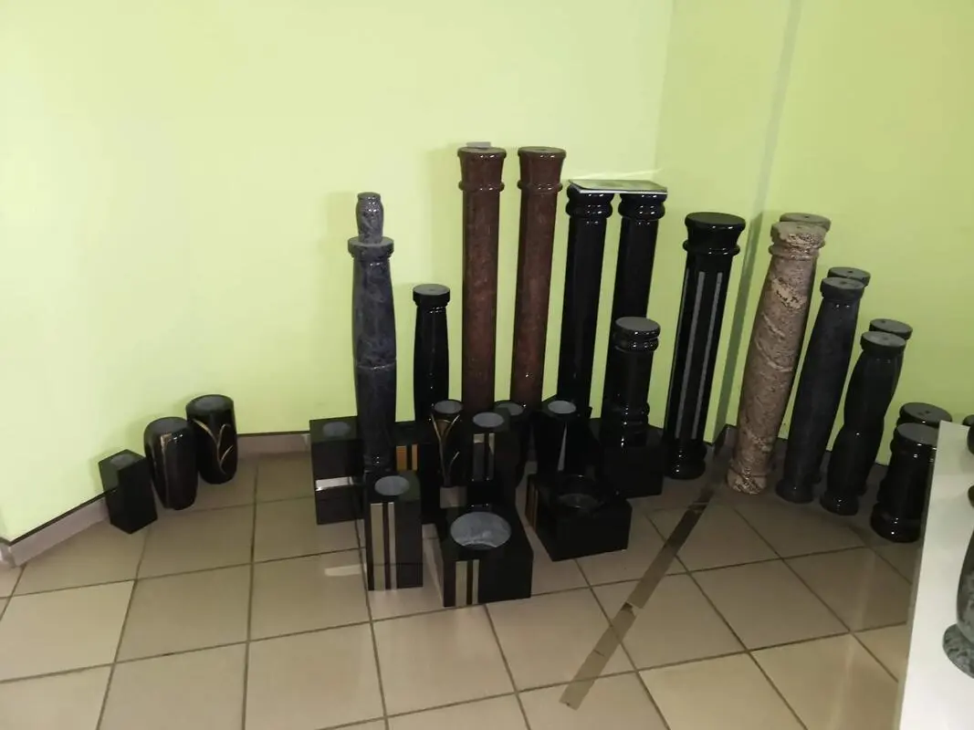 Črne in granitne vaze