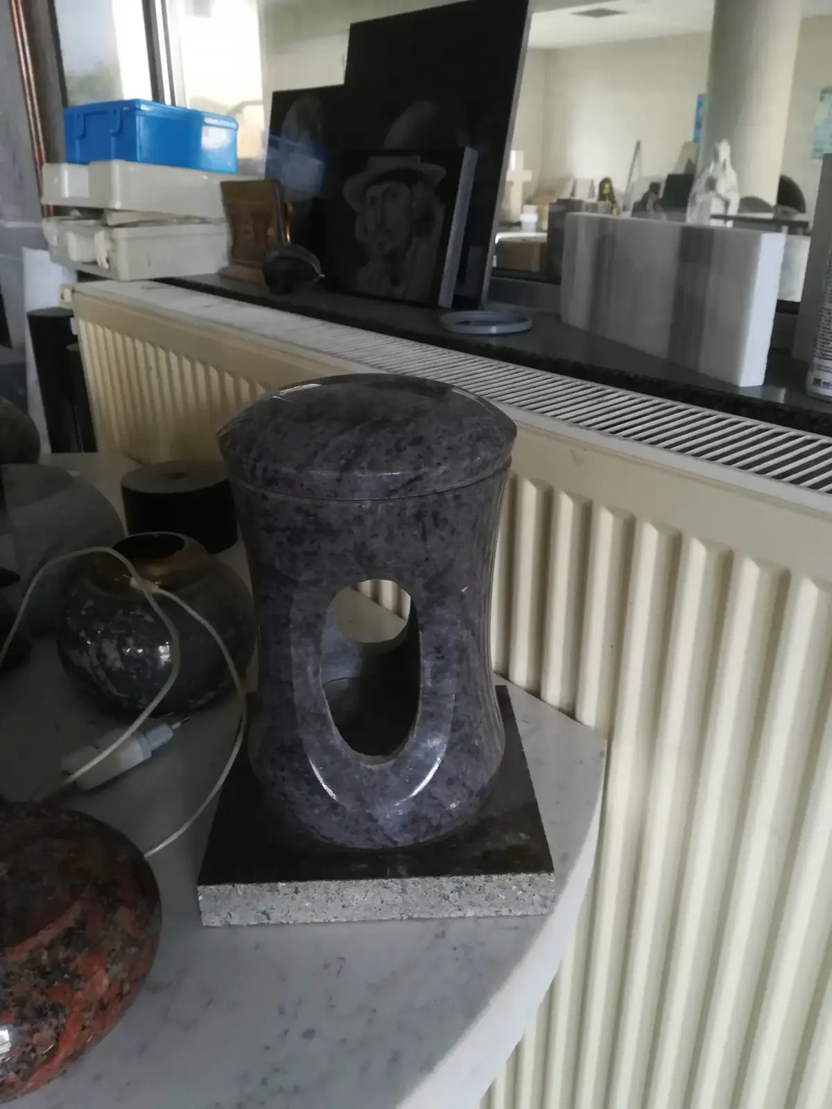Granitna lučka za nagrobnik