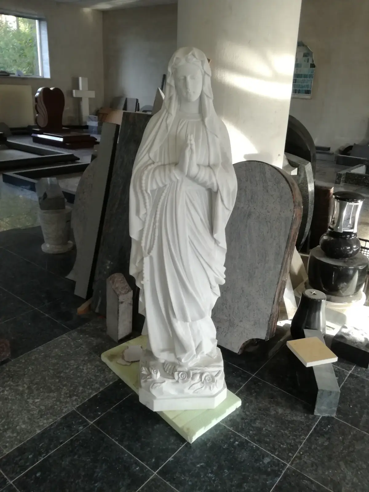 Bela marmorna skulptura Marije