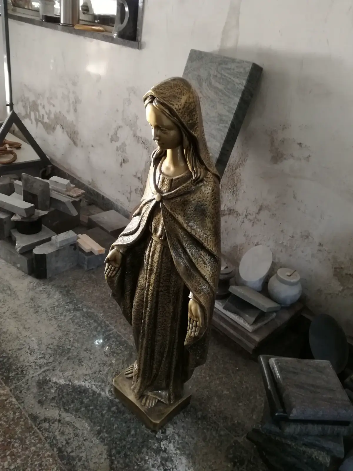 Bronasta skulptura Marije